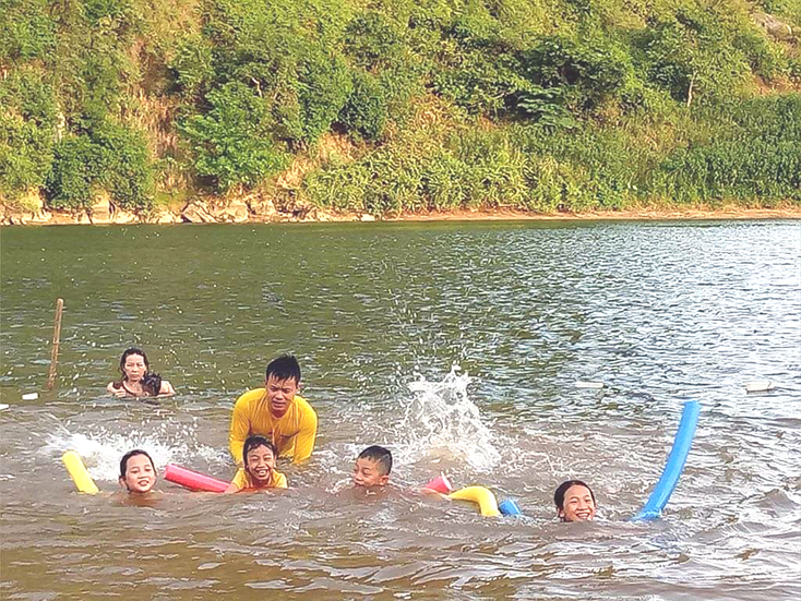 Các em học sinh tập bơi tại “bể bơi” đặc biệt trên sông Gianh, đoạn qua xã Đức Hóa.
