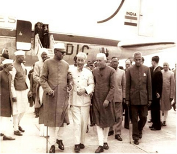 Tổng thống Rajendra Prasad và Thủ tướng J.Nehru đón tiếp Chủ tịch Hồ Chí Minh sang thăm Ấn Độ năm 1958, tại sân bay New Delhi. (Ảnh Tư liệu QĐND)
