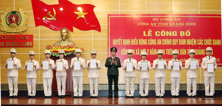 Đại tá Trần Hải Quân, Giám đốc Công an tỉnh trao quyết định bố trí Công an chính quy đảm nhiệm chức danh Công an xã trên địa bàn tỉnh.
