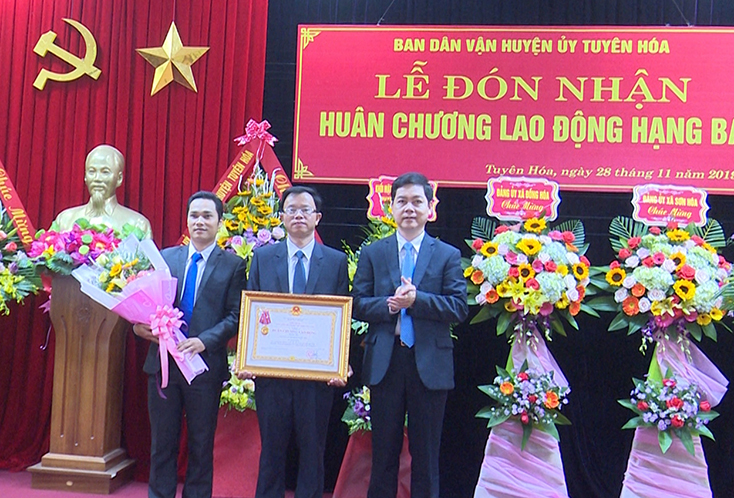Thừa ủy quyền của Chủ tịch nước, đồng chí Lê Công Hữu, Tỉnh ủy viên, Bí thư Huyện ủy trao Huân chương Lao động hạng Ba cho Ban Dân vận Huyện ủy Tuyên Hóa.