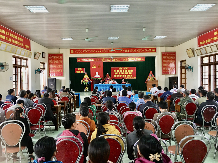 Các ĐBQH đang tiếp xúc với cử tri huyện Quảng Ninh