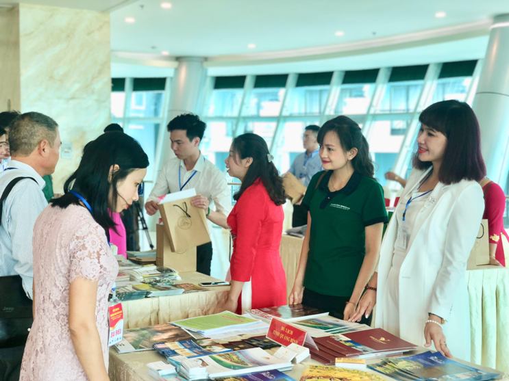 Các doanh nghiệp du lịch Quảng Bình giới thiệu sản phẩm đến khách tham quan.