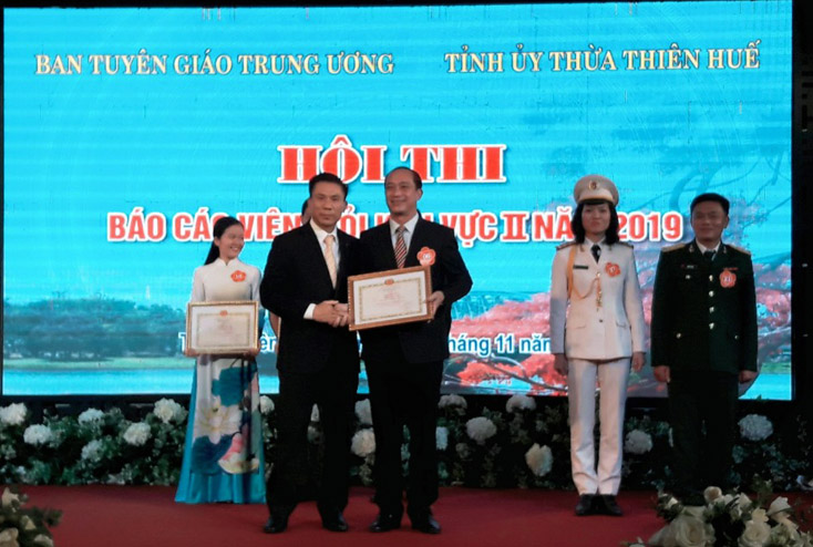 Ban Tổ chức trao giải nhất cho thí sinh Đặng Thái Sơn, Đảng bộ Khối Doanh nghiệp tỉnh Quảng Binh