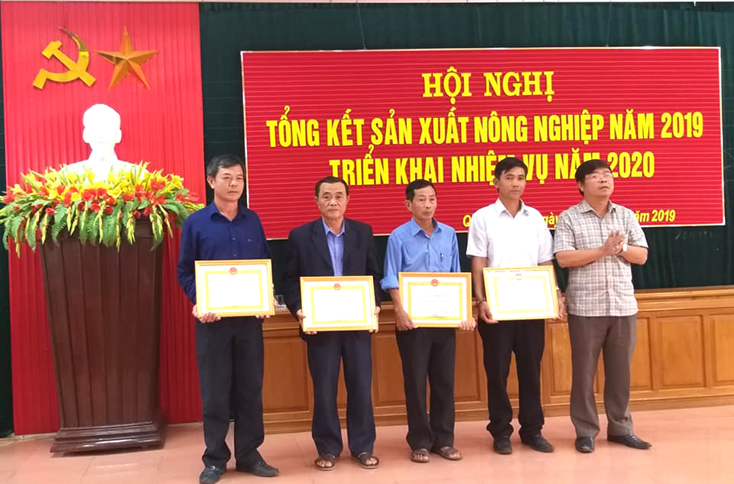 Lãnh đạo huyện Quảng Ninh trao giấy khen cho các tập thể, cá nhân có nhiều đóng góp trong sản xuất nông nghiệp năm 2019.