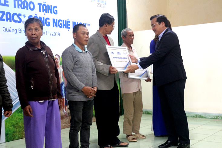 Ông Võ Minh Nhựt, Tổng Giám đốc NS BlueScope Việt Nam trao quà cho các hộ nghèo huyện Quảng Ninh trong Chương trình “Mảnh ghép yêu thương”.