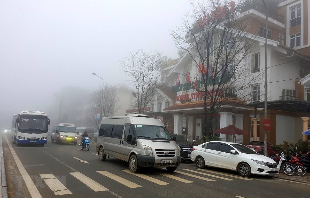 Sương mù dày đặc tại thị trấn Sa Pa. (Ảnh: Quốc Khánh/TTXVN)