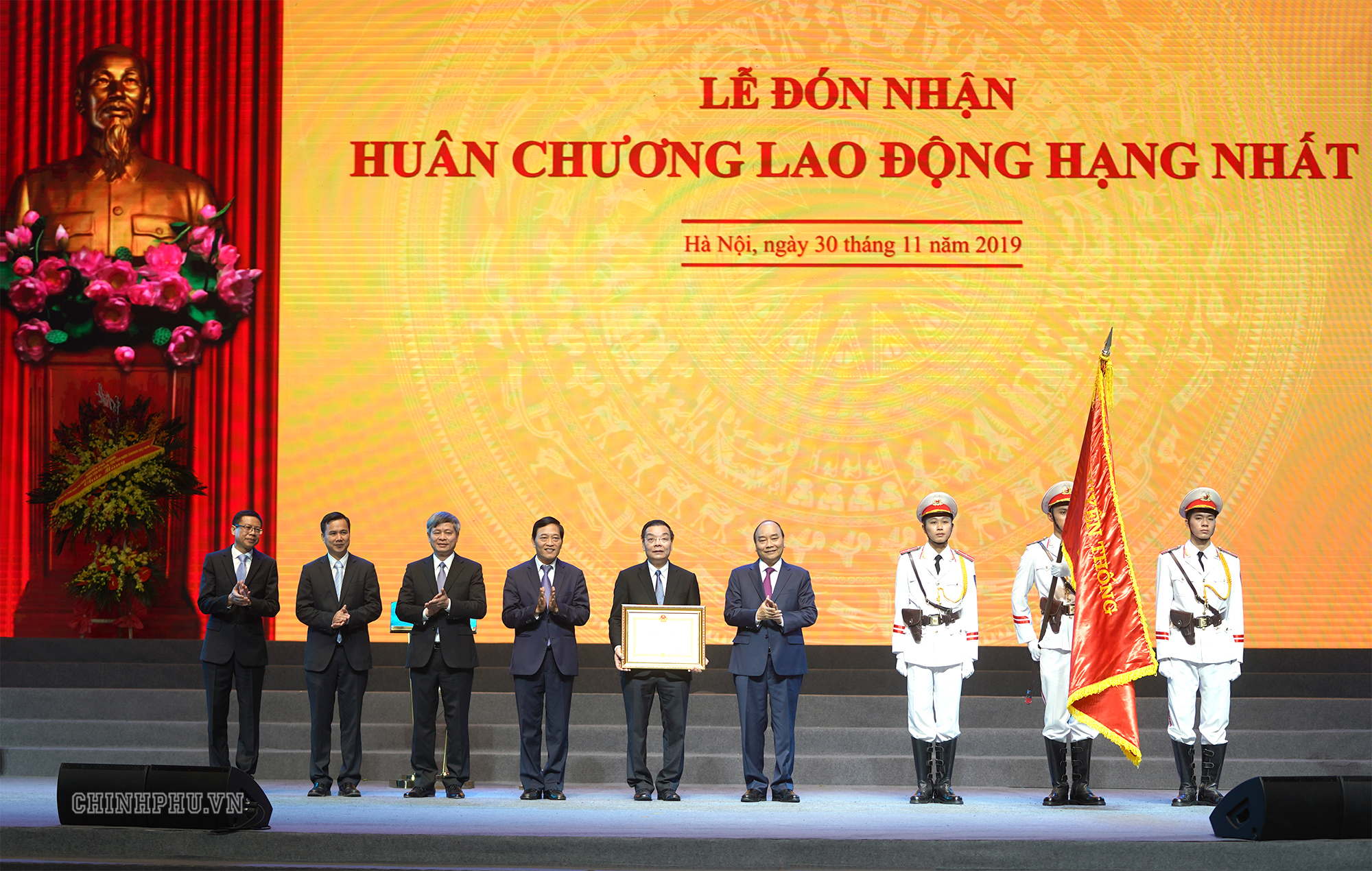  Thủ tướng trao Huân chương Lao động hạng Nhất cho Bộ Khoa học và Công nghệ. Ảnh: VGP/Quang Hiếu