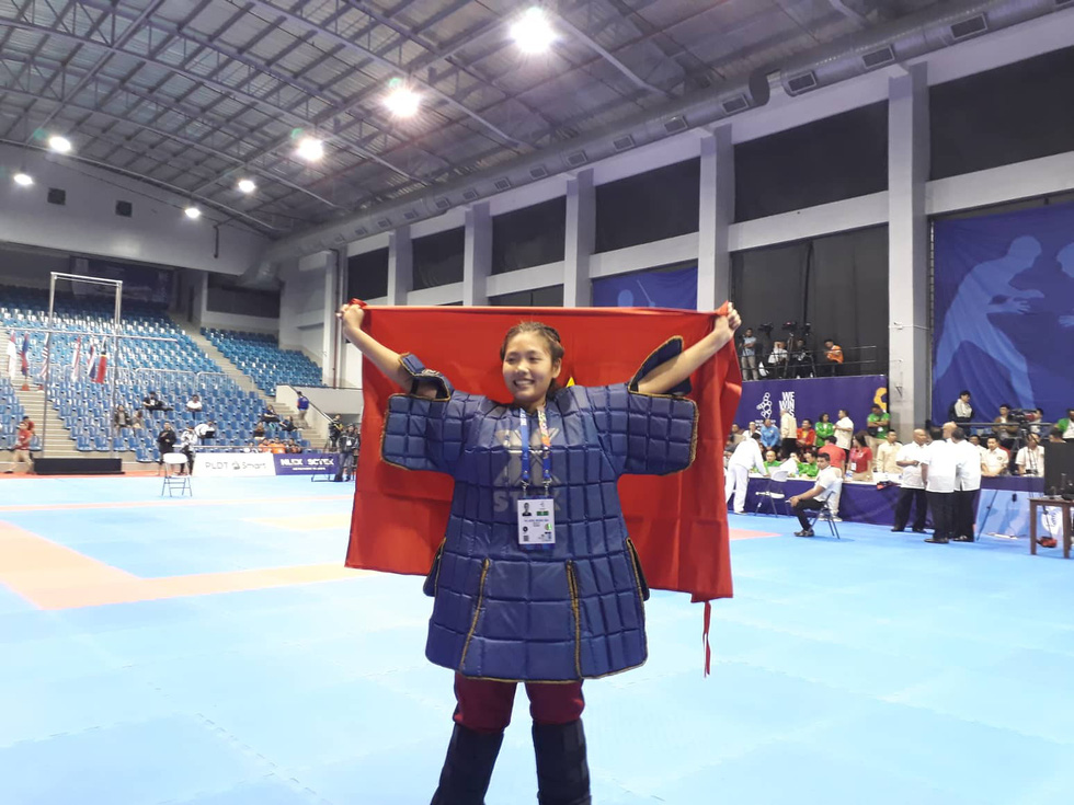 Đào Thị Hồng Nhung thắng đối thủ người Campuchia giành HCV hạng cân 60kg Võ gậy - Ảnh: Khương Xuân