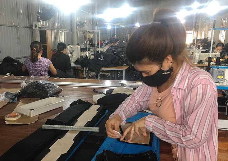 Các xưởng may của chị Nguyễn Thị Hằng tạo công ăn việc làm cho 75 lao động địa phương.