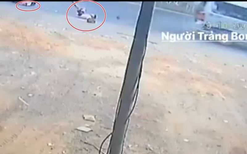 Hai học sinh rơi xuống đường từ chiếc xe đưa đón đang chạy được camera an ninh của nhà dân ven đường ghi lại tại xã Bắc Sơn, Đồng Nai.