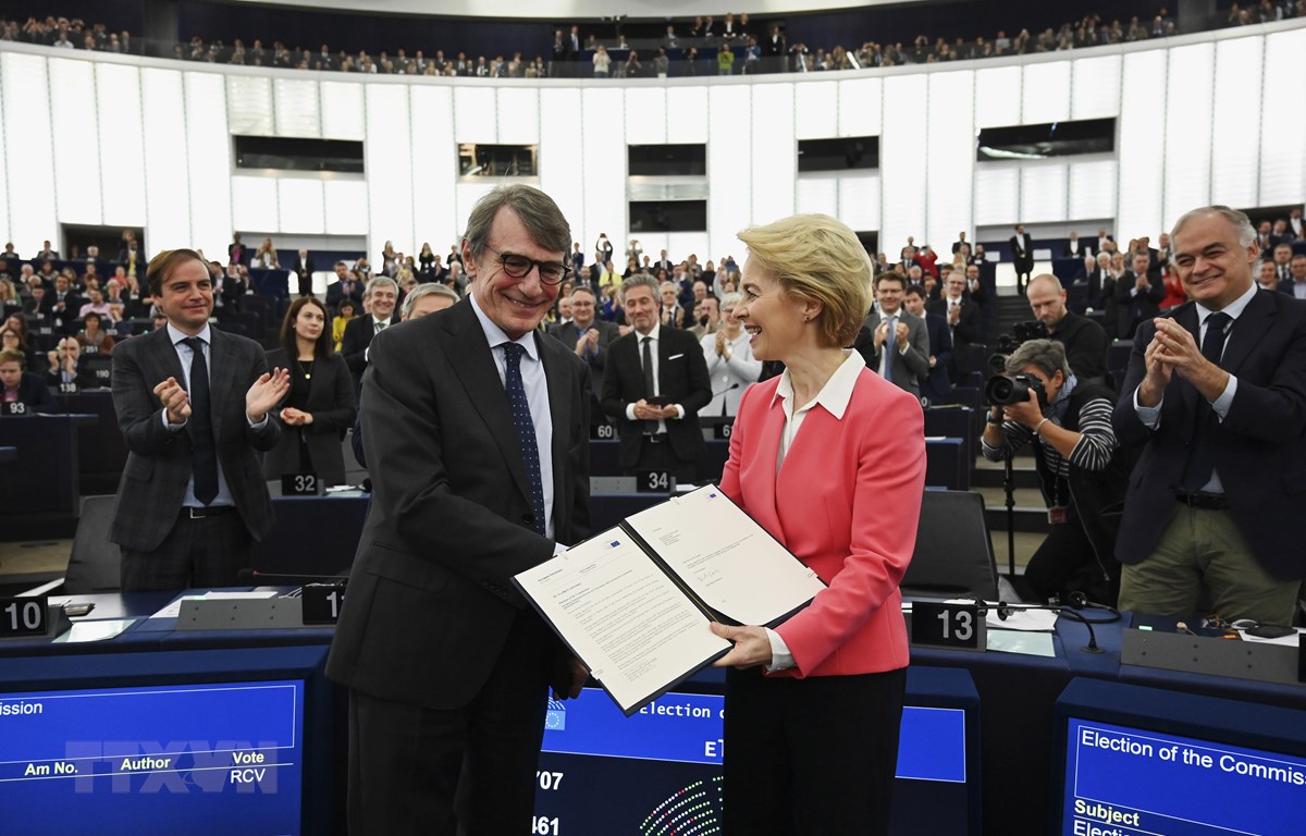 Chủ tịch Nghị viện châu Âu David-Maria Sassoli (trái) và Chủ tịch đắc cử EC Ursula von der Leyen sau phiên bỏ phiếu thông qua nhân sự EC tại Nghị viện châu Âu ở Strasbourg, miền đông nước Pháp, ngày 27-11-2019. (Ảnh: AFP/ TTXVN)