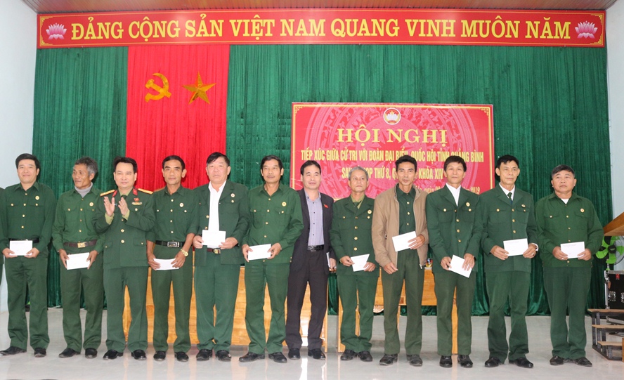 Các ĐBQH tỉnh trao quà cho các hội viên Hội CCB ở huyện Minh Hóa có hoàn cảnh khó khăn.