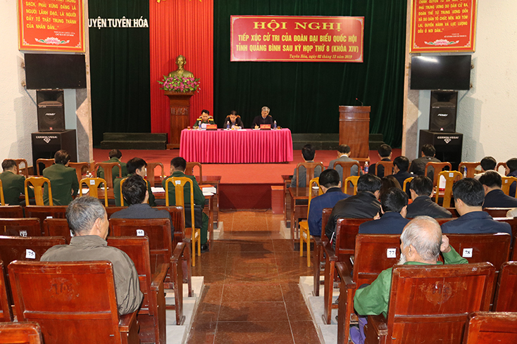  Các đại biểu tiếp xúc với cử tri huyện Tuyên Hóa tại thị trấn Đồng Lê