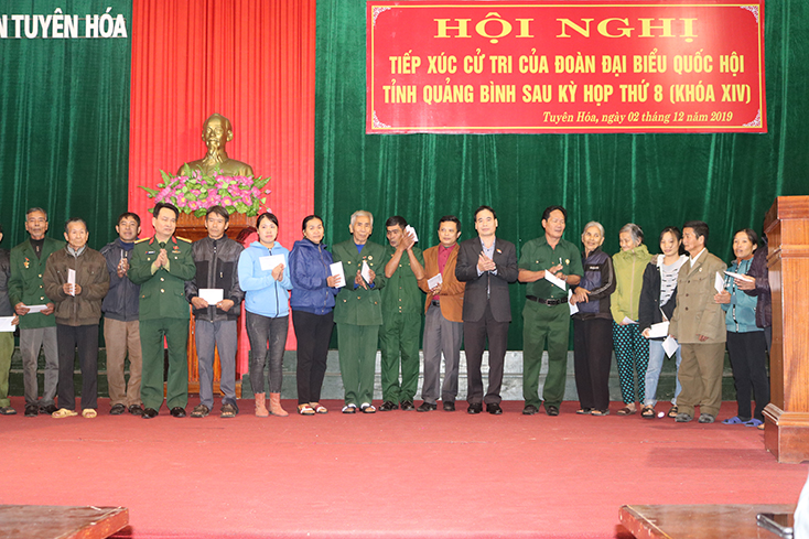 Đại diện Đoàn ĐBQH tỉnh trao quà cho các hội viên Hội CCB có hoàn cảnh khó khăn trên địa bàn Tuyên Hóa