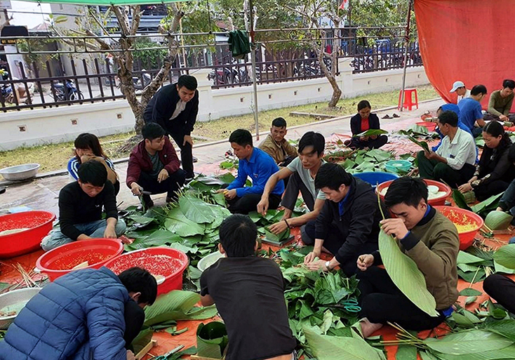 ĐVTN thị xã Ba Đồn gói bánh chưng tặng cho người dân có hoàn cảnh khó khăn trên địa bàn nhân dịp Tết Nguyên đán.