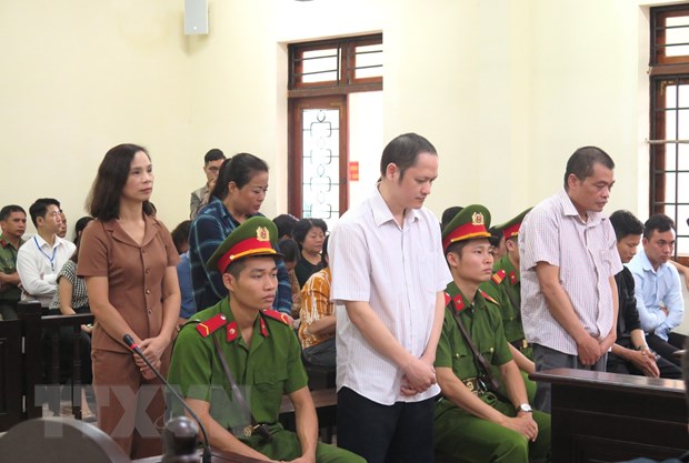 Các bị cáo trong vụ án gian lận điểm thi trung học phổ thông Quốc gia năm 2018 tại Hà Giang trước giờ tuyên án. (Nguồn: TTXVN)