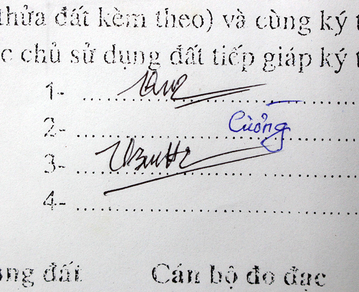 Chữ ký được cho là mạo danh ông Cần (ở mục số 1).  