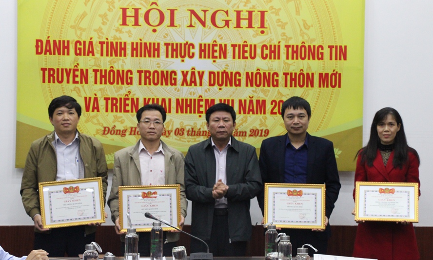 : Ông Hoàng Việt Hùng, Giám đốc Sở TT-TT tặng giấy khen cho đại diện các tập thể có thành tích xuất sắc trong thực hiện tiêu chí TT-TT trong chương trình XD NTM.