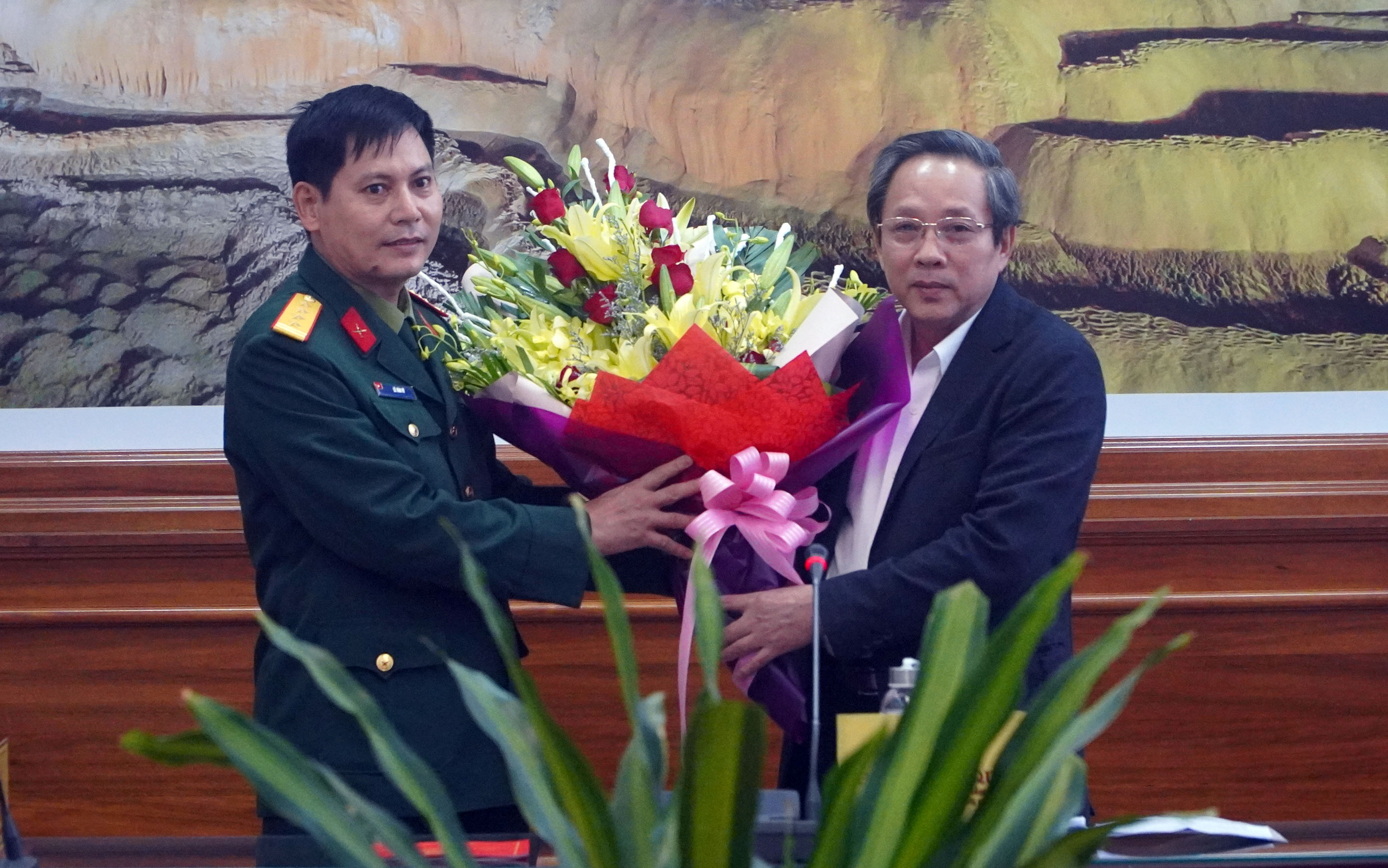 Đồng chí Bí thư Tỉnh uỷ Hoàng Đăng Quang tặng hoa chúc mừng đồng chí Đại tá Lê Văn Vỹ