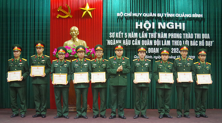 Đồng chí Chỉ huy trưởng Bộ CHQS tỉnh Lê Văn Vỹ tặng giấy khen cho các tập thể đạt thành tích xuất sắc.