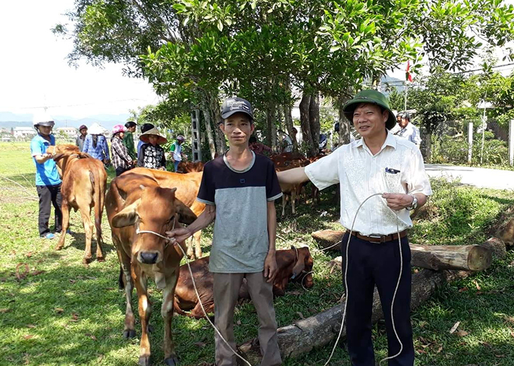 Lãnh đạo Ủy ban MTTQVN huyện Minh Hóa trao bò hỗ trợ cho người dân.