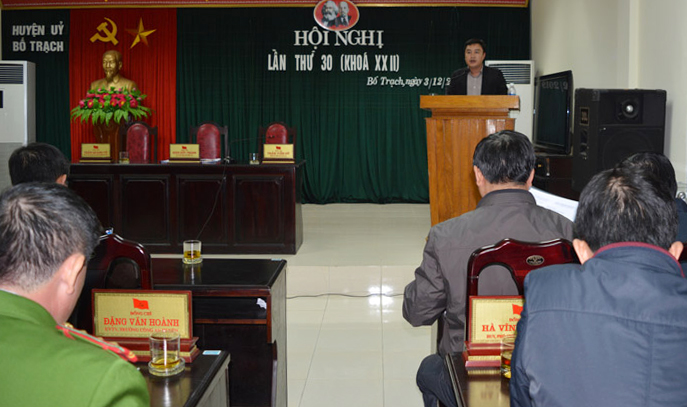 Đồng chí Bí thư Huyện ủy Bố Trạch Đinh Hữu Thành phát biểu kết luận tại hội nghị.