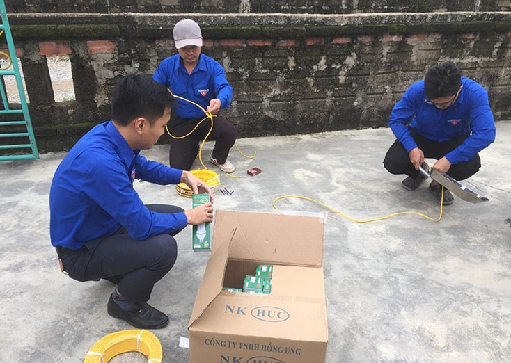 Các đoàn viên thanh niên thị xã Ba Đồn chung sức thực hiện công trình “Thắp sáng đường quê” tại xã Quảng Thủy.