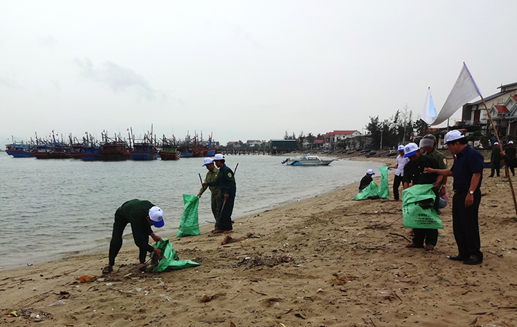 Cán bộ, hội viên CCB tỉnh Quảng Bình chung tay bảo vệ môi trường. (Ảnh: Đ.V)