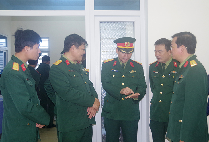 Đồng chí Chỉ huy trưởng Bộ CHQS tỉnh Lê Văn Vỹ lưu ý với lãnh đạo Ban CHQS TP. Đồng Hới một số nội dung trong công tác tuyển quân.