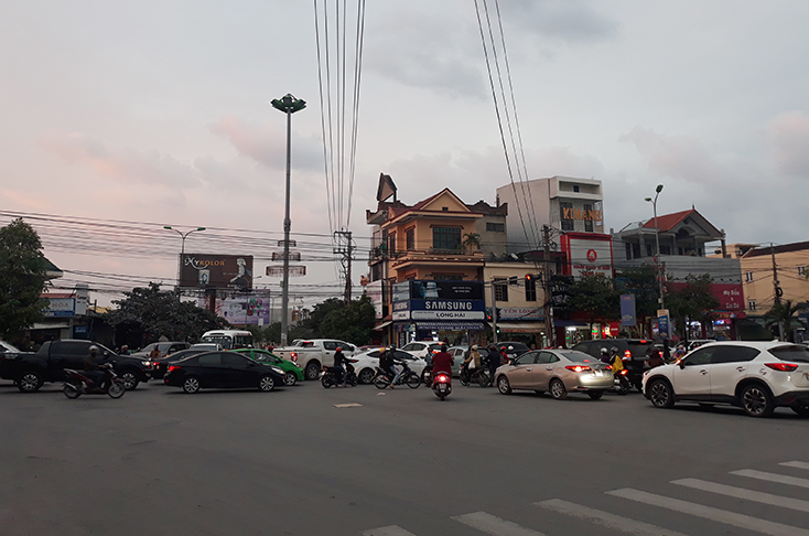 Điểm giao cắt giao thông-đoạn qua chợ Nam Lý-thường xảy ra ách tắc giao thông vào giờ tan tầm.