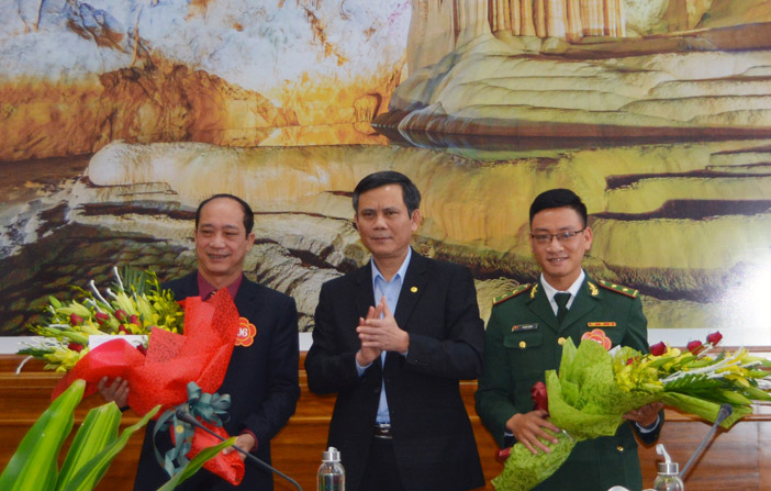 Đồng chí Trần Thắng, Phó Bí thư Thường trực Tỉnh ủy tặng hoa chúc mừng 2 báo cáo viên.