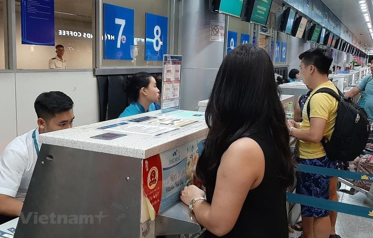 Hành khách làm thủ tục lên chuyến bay của Vietnam Airlines. (Ảnh: Việt Hùng/Vietnam+)