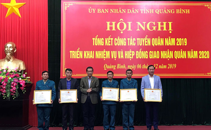 Đồng chí Trần Công Thuật tặng bằng khen 5 tập thể đạt thành tích xuất sắc trong công tác tuyển quân năm 2019.