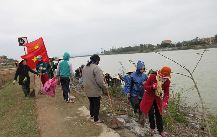  Cán bộ, hội viên phụ nữ huyện Lệ Thủy làm vệ sinh dọc bờ sông Kiến Giang. 