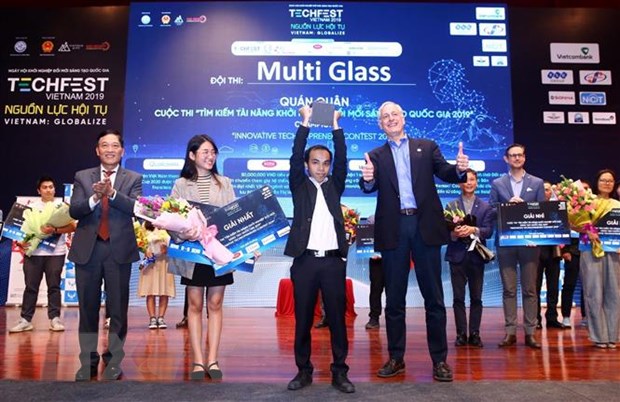 Trao giải Nhất cuộc thi Tìm kiếm tài năng khởi nghiệp đổi mới sáng tạo quốc gia 2019 cho đội MultiGlass. (Ảnh: TTXVN phát)