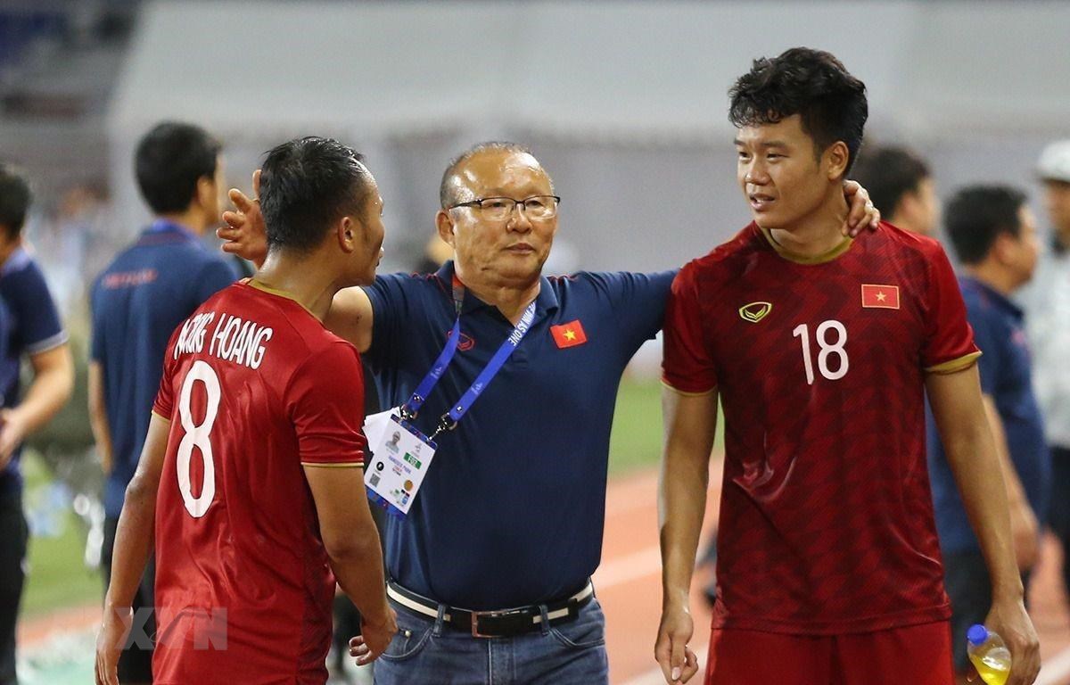 Trong ảnh: HLV Park Hang-seo cùng các cầu thủ U22 Việt Nam sẽ đối phó U22 Campuchia thế nào? (Ảnh: Hoàng Linh/TTXVN)