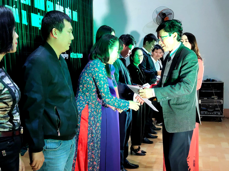 Đồng chí Hoàng Minh Tiến, TUV, Bí thư Đảng ủy khối các cơ quan tỉnh trao giấy chứng nhận cho các học viên.