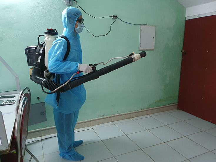 Nhân viên Trung tâm Y tế huyện Lệ Thủy phun hóa chất diệt muỗi. 