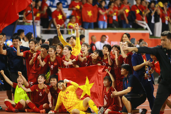 Các nữ tuyển thủ Việt Nam vui mừng sau khi đoạt HCV SEA Games 2019 - Ảnh: NGUYỄN KHÁNH