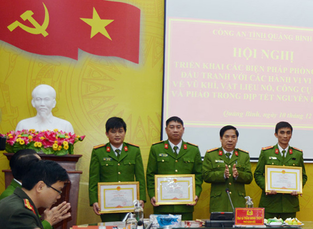 Đại diện lãnh đạo Công an tỉnh trao giấy khen cho các cá nhân của Công an huyện Bố Trạch.