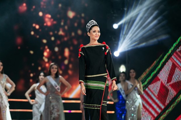 Khoảnh khắc Hoa hậu H’Hen Niê bước trên sân khấu đã mang lại nhiều cảm xúc cho khán giả, sau 2 năm nhiệm kỳ thành công của cô. (Ảnh: Sang Đào/Vietnam+)