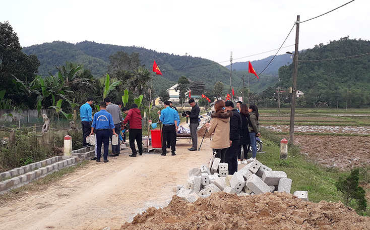Xây dựng công trình đường hoa thanh niên tại xã Thuận Hóa