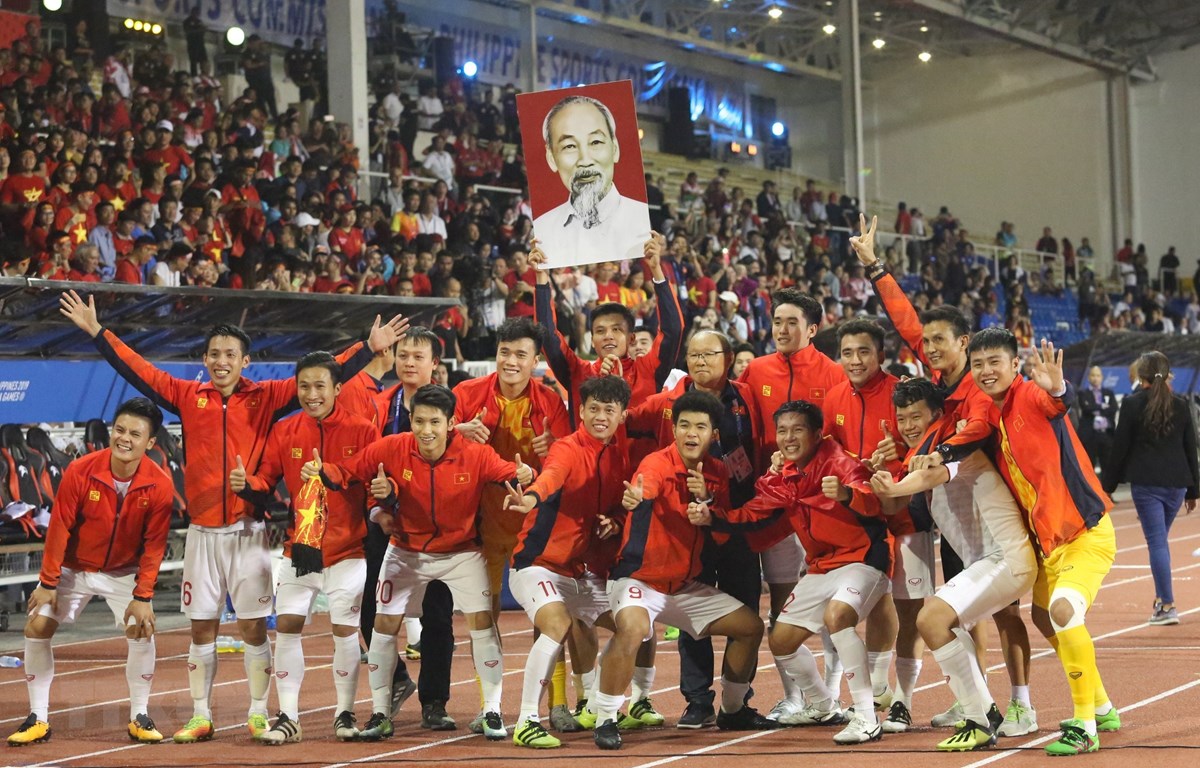 Đội U22 Việt Nam ăn mừng chiếc huy chương Vàng Sea Games lịch sử. (Ảnh: Hoàng Linh/TTXVN)