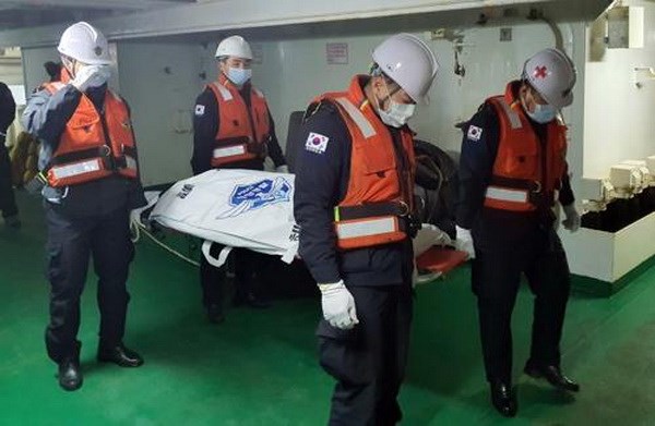 Nhân viên cứu hộ chuyển một thi thể được tìm thấy gần khu vực chìm của tàu Daeseong. (Nguồn: Yonhap)