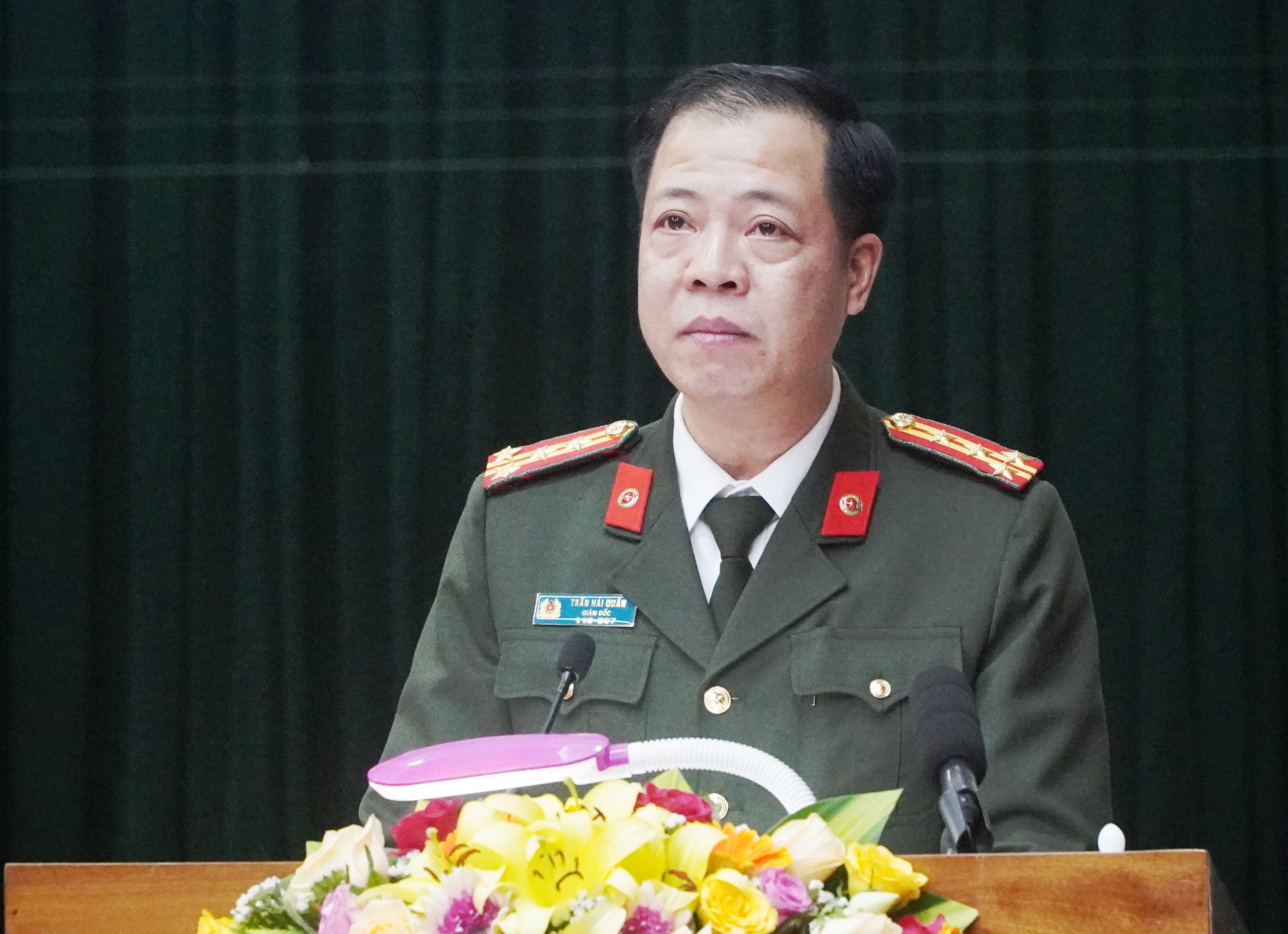 Đồng chí đại tá Trần Hải Quân, Ủy viên Ban Thường vụ Tỉnh ủy, Giám đốc Công an tỉnh trả lời chất vấn