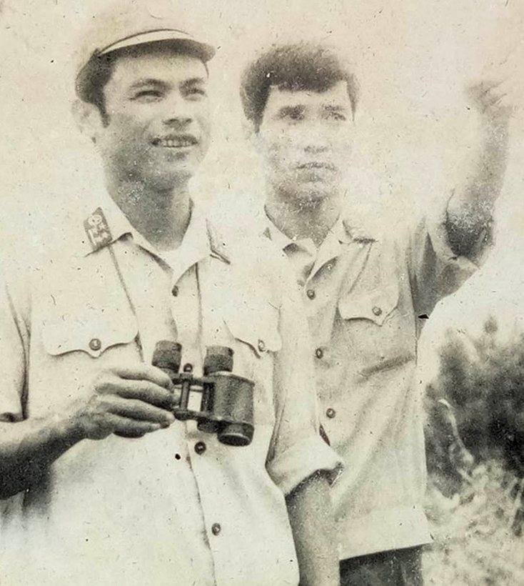 CCB, trung tá Nguyễn Tiến Dũng, Sư đoàn 313 (trái), đi thực địa nắm tình hình trên điểm cao 812 Vị Xuyên 1984.