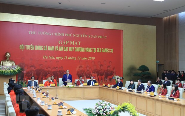 Thủ tướng Nguyễn Xuân Phúc phát biểu chào mừng các đội tuyển bóng đá U22 nam và nữ quốc gia đã mang vinh quang về cho Tổ quốc. (Ảnh: Thống Nhất/TTXVN)