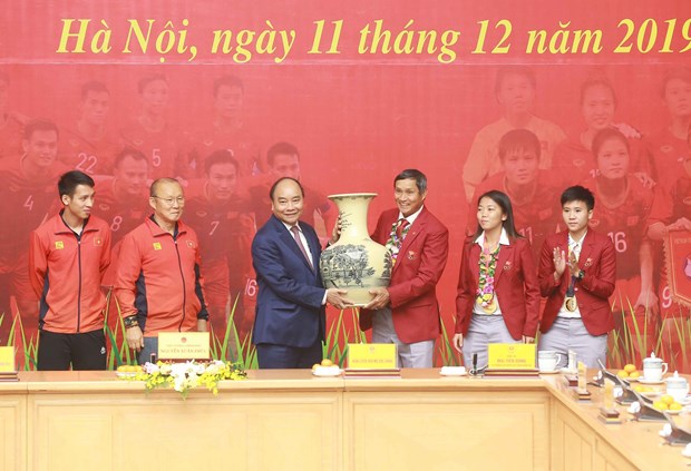  Thủ tướng Nguyễn Xuân Phúc tặng quà lưu niệm cho đội tuyển bóng đá nữ giành huy chương Vàng tại SEA Games 30. (Ảnh: Doãn Tấn/TTXVN)