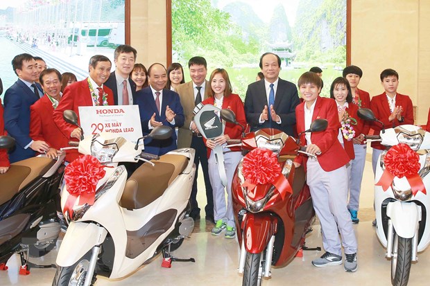  Thủ tướng Nguyễn Xuân Phúc chứng kiến lễ trao tặng xe máy của Công ty Honda Việt Nam cho đội tuyển bóng đá nữ. (Ảnh: Doãn Tấn/TTXVN)