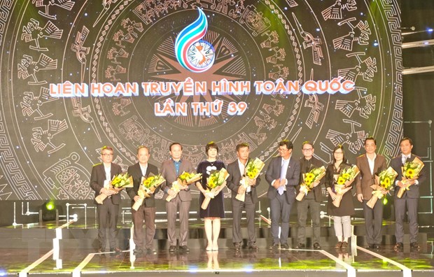  Đại diện Ban tổ chức Liên hoan tặng hoa Ban giám khảo. (Ảnh: Nguyễn Dũng/TTXVN)